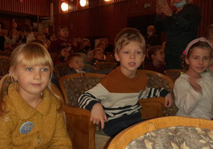 Dzieci w teatrze oglądają przedstawienie